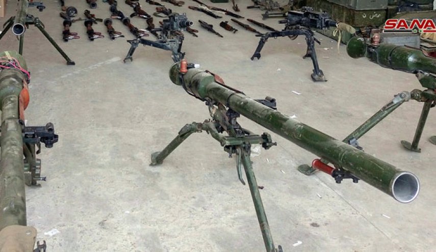 بالصور.. شاهد الأسلحة الاسرائيلية التي عثر عليها الجيش السوري بريف القنيطرة