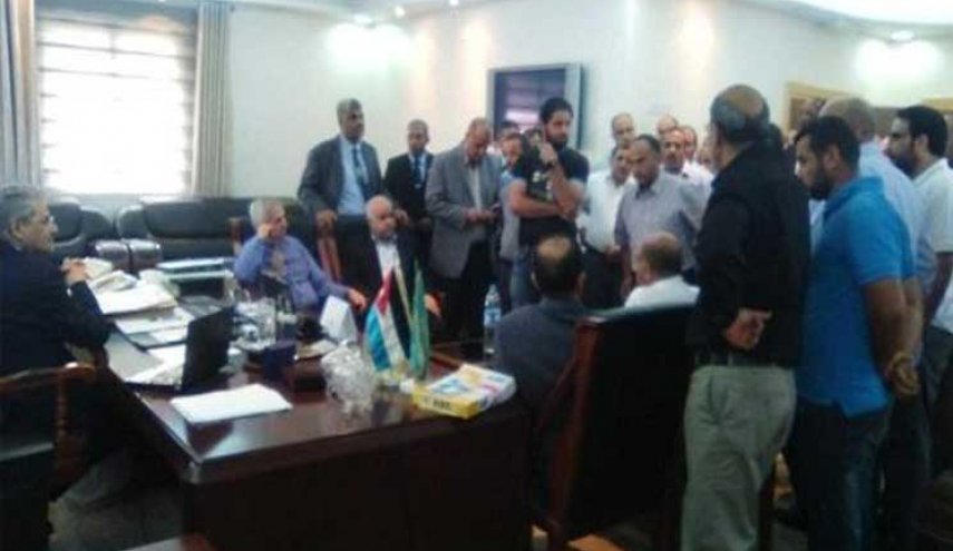 ﻿الأردن: موظفون غاضبون يطردون رئيس جامعة من مكتبه