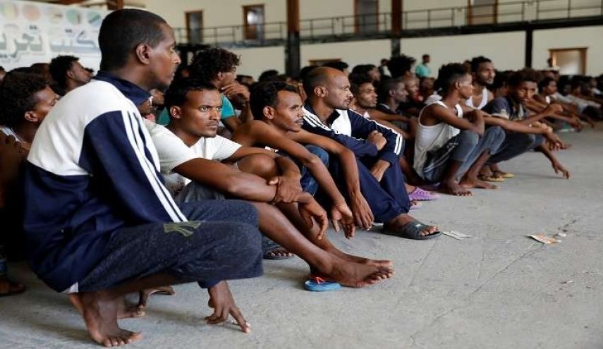 فرار مئات المهاجرين من مركز احتجاز بالعاصمة الليبية
