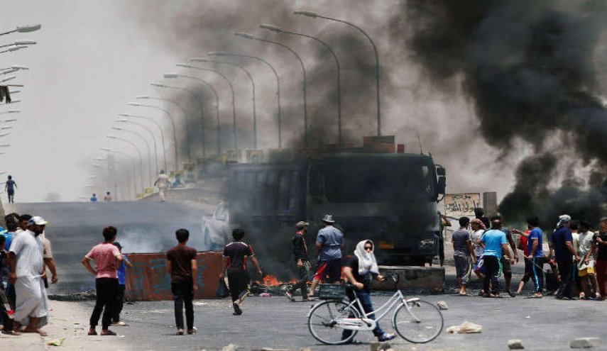 معترضان استانداری بصره را آتش کشیدند