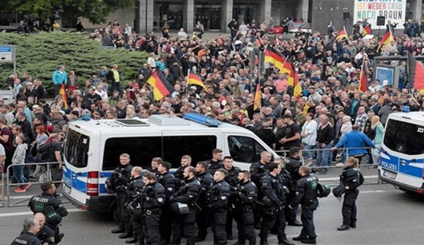 معترضان در شهر کمنیتس آلمان شعار «مرکل باید برود» سر دادند