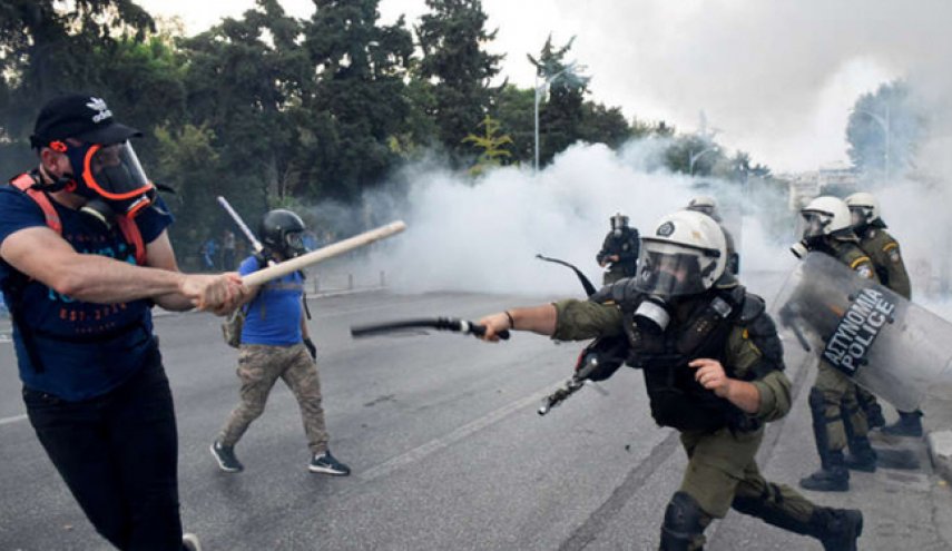 الشرطة اليونانية تطلق الغاز المسيل للدموع على محتجين ضد اتفاق مع مقدونيا


