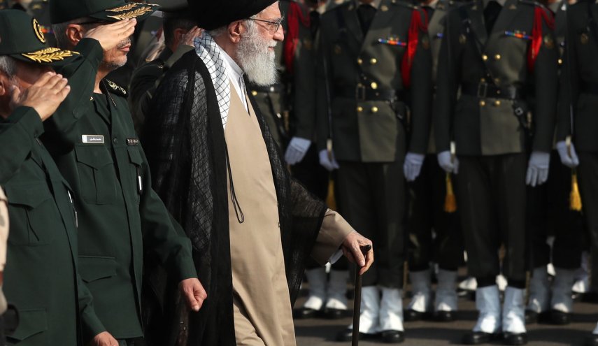 حفل تخريج لدفعة جديدة من ضباط الكلية البحرية للجيش الإيراني برعاية قائد الثورة الإسلامية 