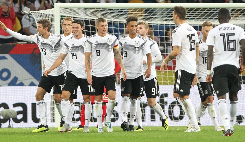 شولتس يهدي ألمانيا فوزا معنويا أول بعد خيبة المونديال