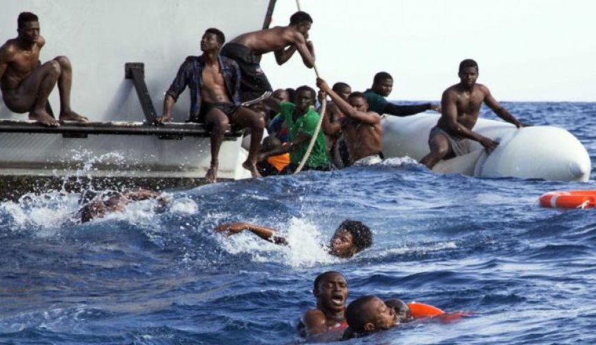 غرق 100 مهاجر قرب السواحل الليبية
