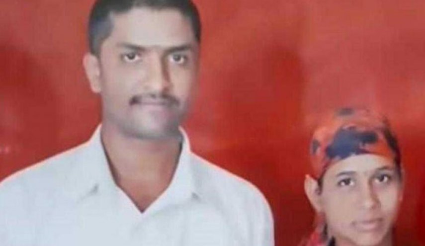 هندي يذبح زوجته ثم يأخذ رأسها لقسم الشرطة!!