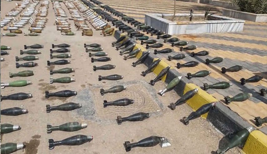 أسلحة وذخائر وأجهزة اتصال فضائية من مخلفات “داعش” في ريف الميادين بدير الزور