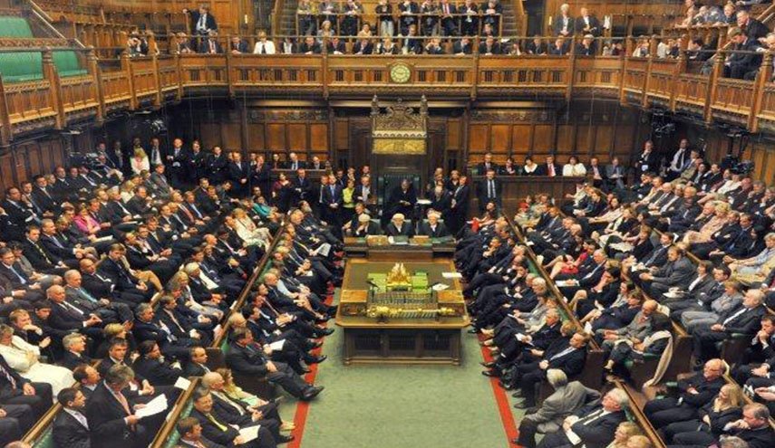 50 نائبا محافظا في البرلمان البريطاني يخططون للإطاحة بماي