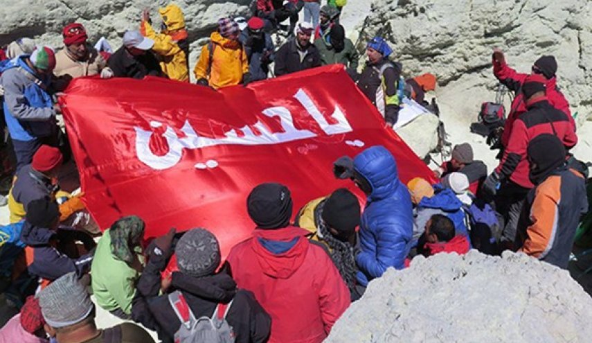 رفع راية مرقد الامام الحسين (ع) في اعلى قمة جبلية في ايران
