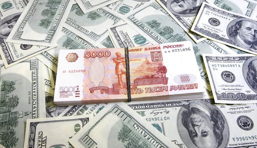 الدولار يتقهقر امام الروبل الروسي بعد رفع الفائدة