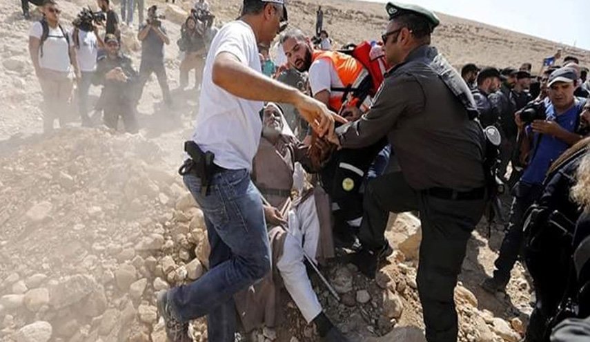 الاحتلال يعتدي على المعتصمين بالخان الأحمر ويعتقل 3 شبان