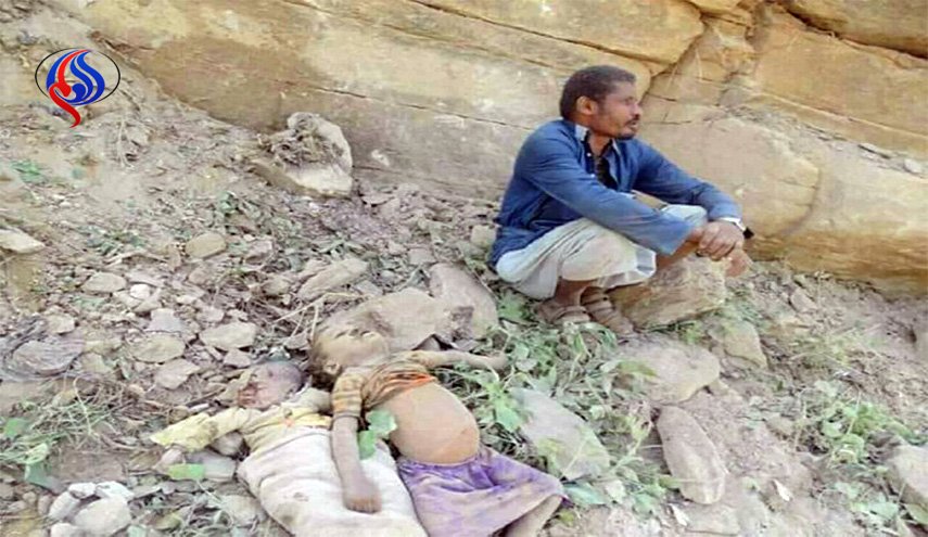 صورة أب يمني وطفلاه الشهيدان تثير غضب اليمنيين