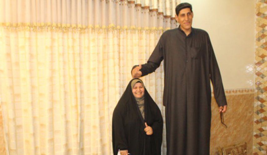 ثاني اطول رجل في العالم يفارق الحياة + صور