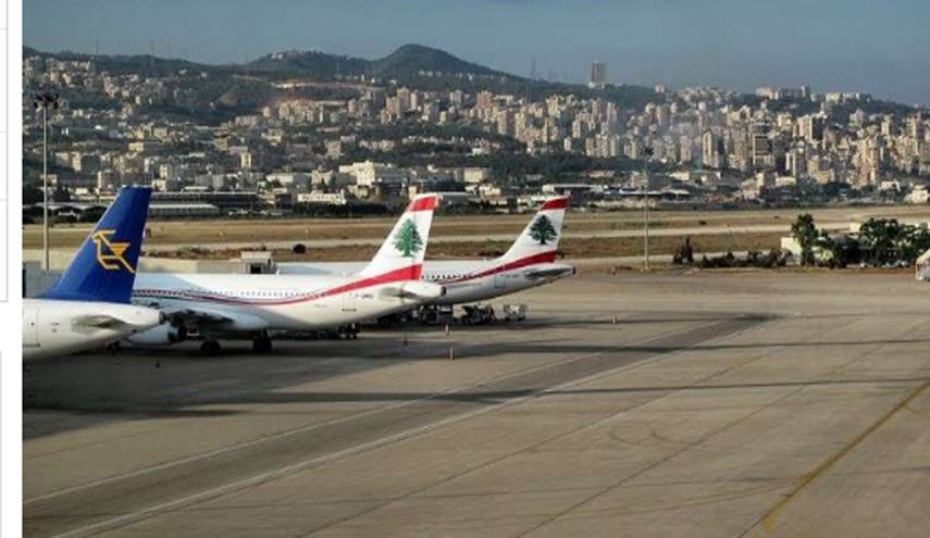 الرئيس اللبناني ميشال عون يعلق في مطار الحريري
