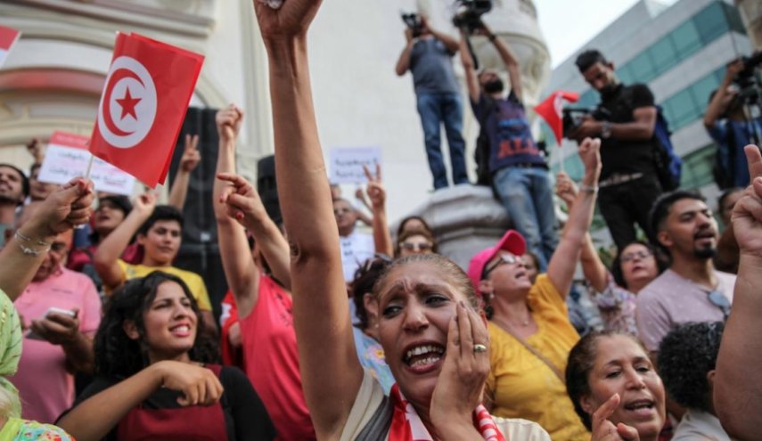 الوضع الراهن في تونس.. أزمة السياسة وتداعياتها الاقتصادية