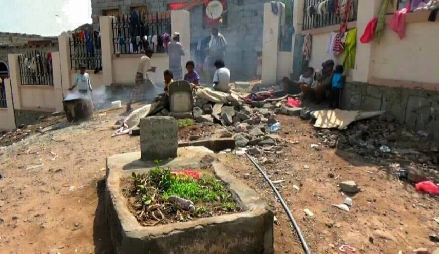 مشهد مؤلم .. نازحي الحديدة يسكنون المقابر  في عدن
