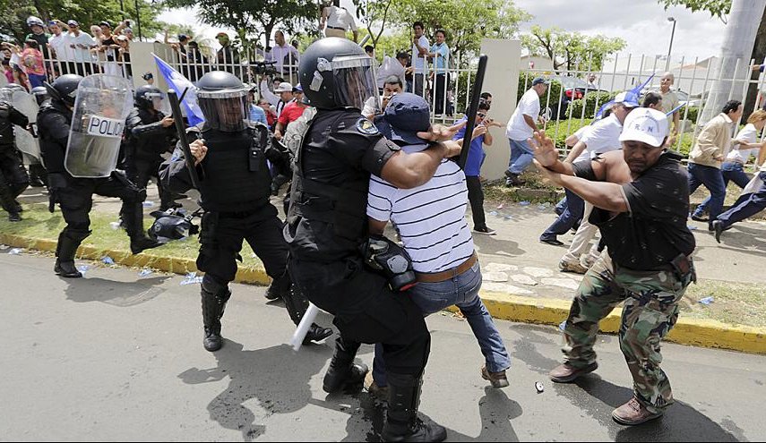 نيكاراغوا.. شرطة مكافحة الشغب تفرق بعنف مسيرة للمعارضة 