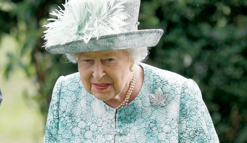 بالصور: تعرَّف سر الكدمة الزرقاء على يد الملكة إليزابيث
