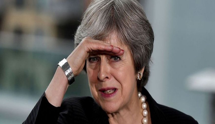 رئيسة وزراء بريطانيا: سأبقى في منصبي 