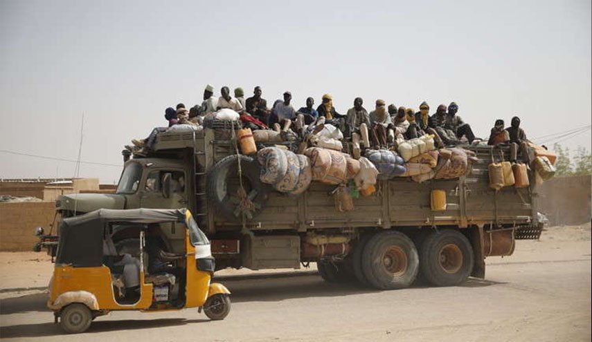 ليبيا تعيد 77 مهاجرا سنغاليا إلى وطنهم