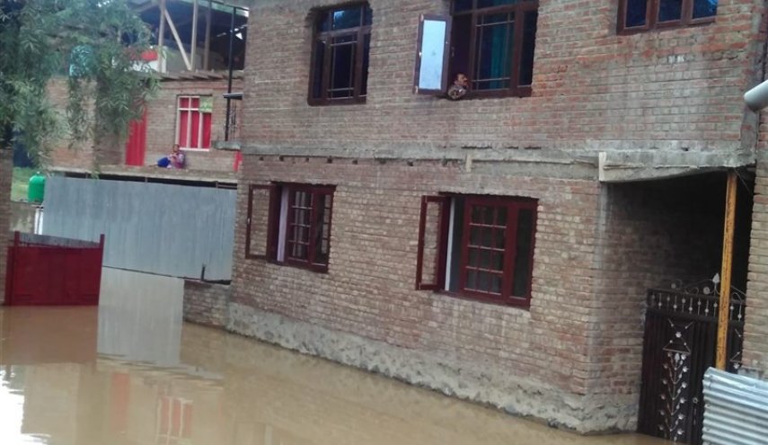 سیلاب و صاعقه برق مناطق مرکزی و شرق مازندران را قطع کرد