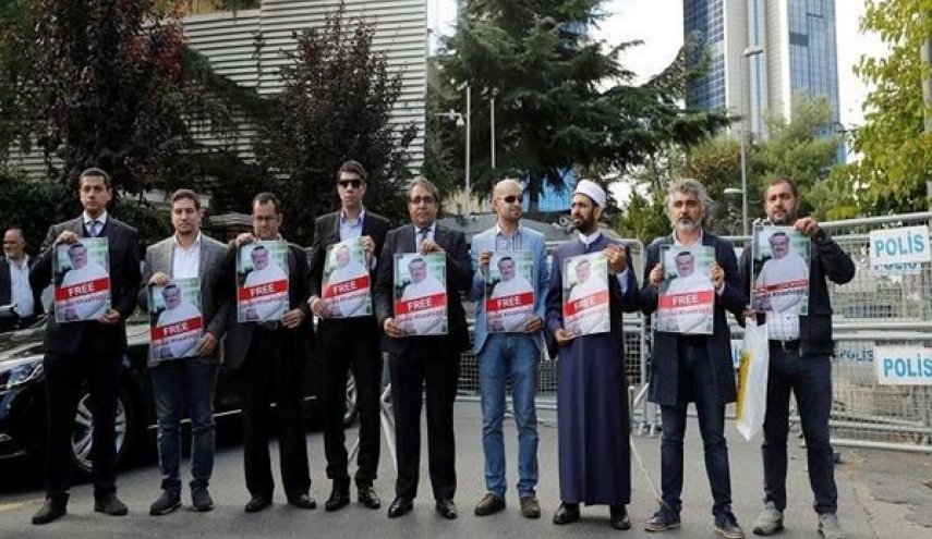 تجمع أمام القنصلية السعودية بإسطنبول احتجاجا على اختطاف خاشقجي