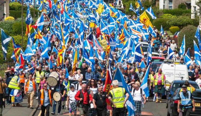 بريطانيا.. 20 ألف متظاهر يطالبون باستقلال اسكتلندا