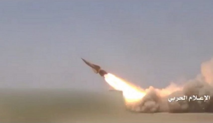 صاروخ محلي الصنع يستهدف تجمعات العدو بالساحل الغربي
