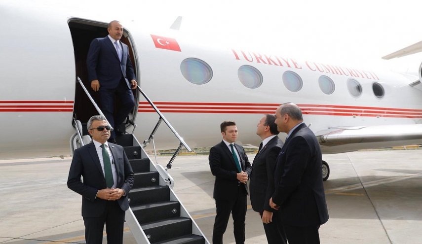 بالصور...وزير الخارجية التركي يصل للنجف لبحث الوضع العراقي ويقابل الصدر