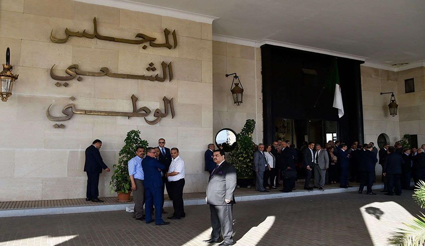 الأزمة البرلمانية في الجزائر تصل إلى طريق مسدود