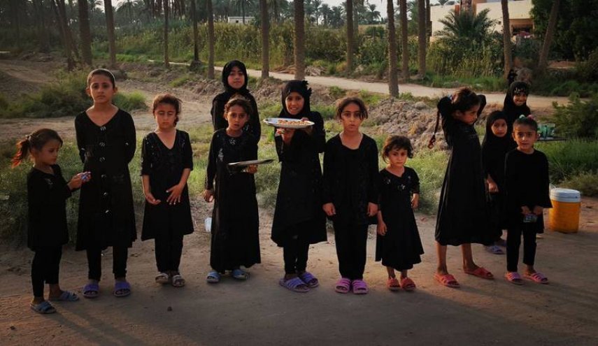 ادب دختران عراقی در برابر زائران +عکس