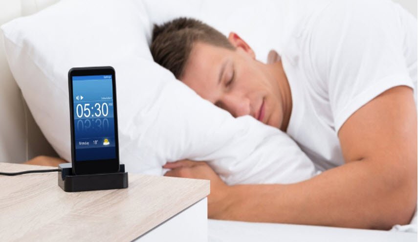 هل النوم قرب الهاتف مضر للصحة؟

