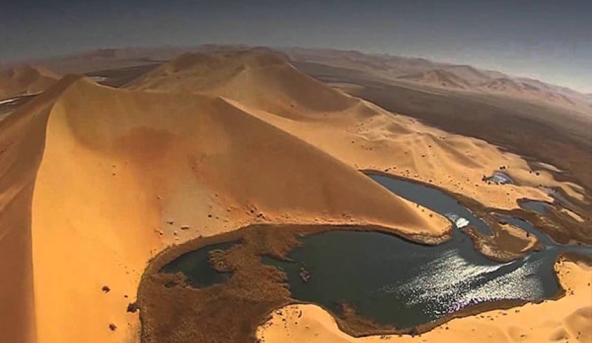 صحراء رملية عربية.. تسقيها بحيرات بالسحر والجمال!