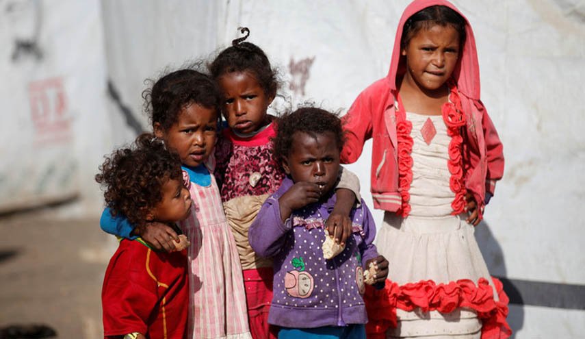 عکس / غذا خوردن کودکان یمنی و کودکان سعودی