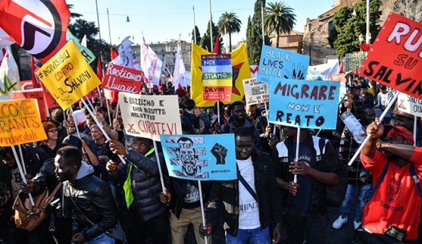 الآلاف يتظاهرون في روما رفضا لمرسوم مناهض للمهاجرين
