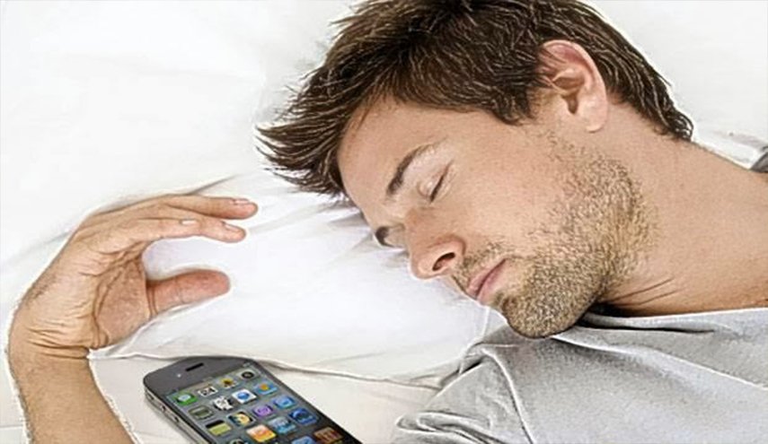 ماذا تعرف عن مخاطر النوم قرب الموبايل؟