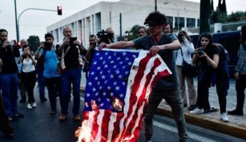 یونانی‌ها پرچم آمریکا را به آتش کشیدند