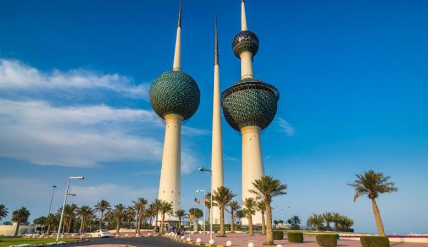 الكويت تلغي آلاف الوظائف لوافدين بعد اشتراط توثيق شهادتهم