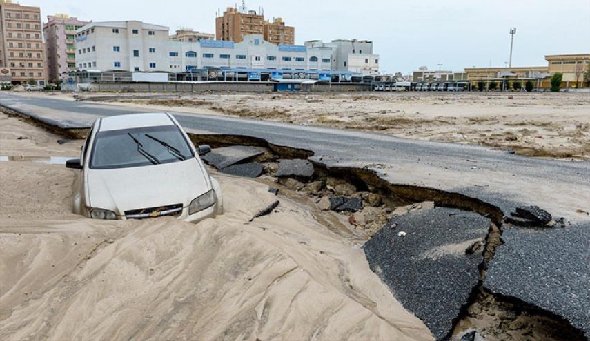 السيول تكشف عن الموت المخبأ في صحراء الكويت