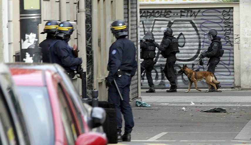 شرطة فرنسا تطلق الغاز المسيل للدموع على محتجين في الشانزليزيه