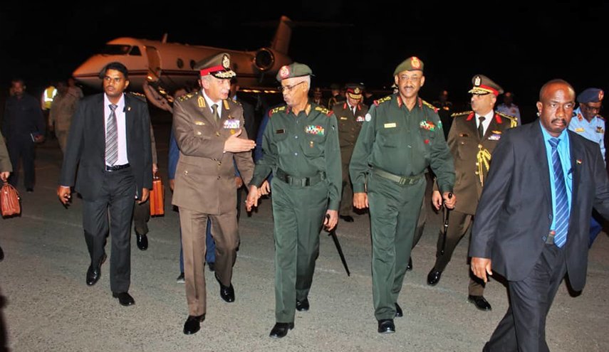 وزير الدفاع المصري یصل السودان.. في زيارة رسمية