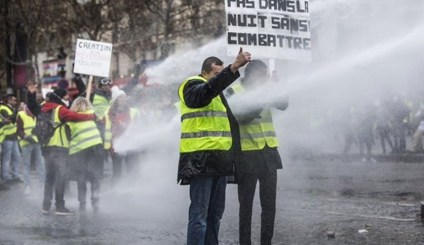 مردم بلژیک در اعتراض به گرانی سوخت تظاهرات کردند/ پلس با تظاهرکنندگان درگیر شد 