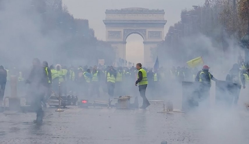 الشرطة الفرنسية تستخدم الغاز المسيل للدموع وسط باريس