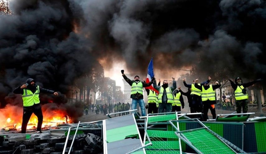 فرانسه در آتش و خشم/ جلیقه زردها، مکرون را نمی خواهند