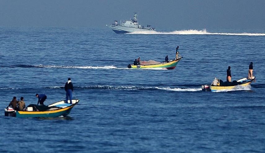 زوارق الاحتلال تستهدف مراكب الصيادين في بحر شمال غزة
