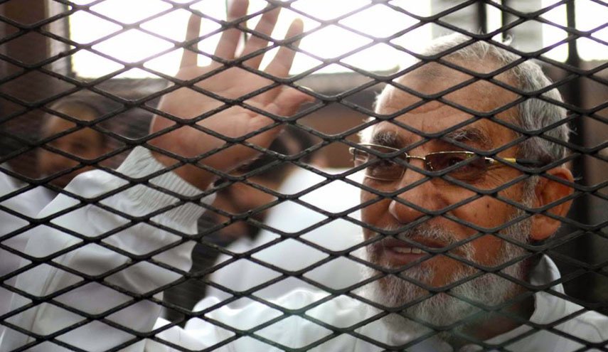 محكمة مصرية تعاقب محمد بديع وخيرت الشاطر بالسجن المؤبد