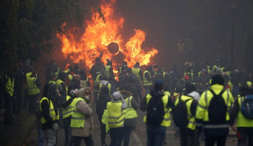 بازگشت جلیقه زردها به زور آزمایی خیابانی / شدیدترین اعتراضات دانش آموزی پاریس را در می نوردد