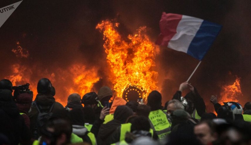 تعليق مثير لترامب على أحداث باريس مصحوب برسالة غريبة للمتظاهرين