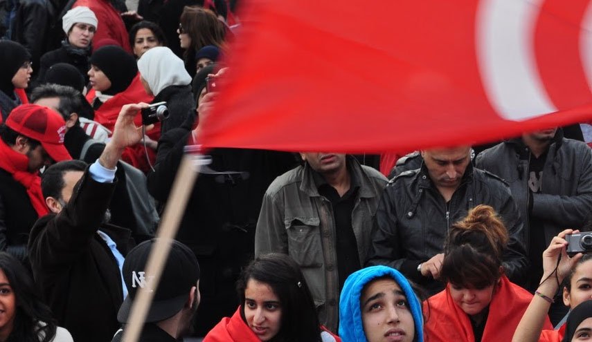 جلیقه اعتراض در تونس به رنگ قرمز درآمد