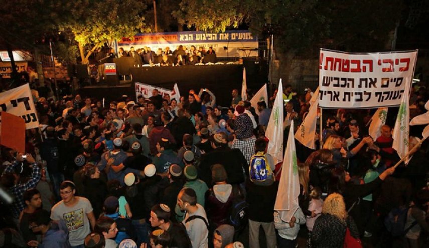 مئات المستوطنين يتظاهرون أمام منزل نتنياهو